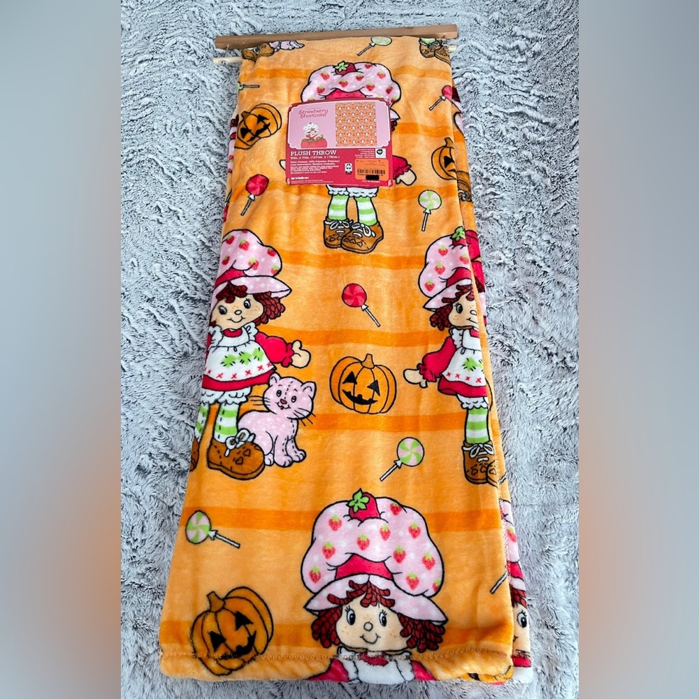 NEW Strawberry Shortcake Halloween Throw Blanket